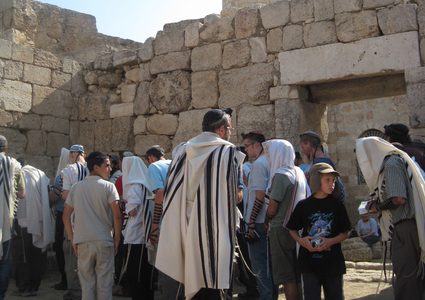 مستوطنون يؤدون طقوساً تلمودية في السموع