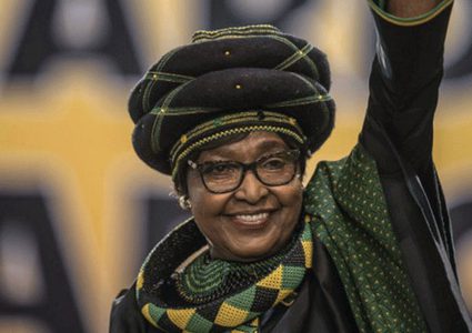 قراقع يقدّم واجب العزاء بـ"ويني مانديلا"