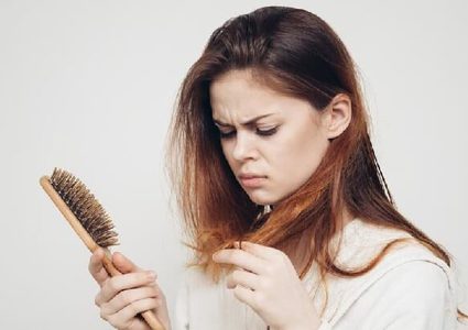 5 أسباب غير المباشرة تؤدي إلى تساقط الشعر