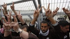 4 أسرى من الضفة يدخلون أعواماً جديدة في سجون الاحتلال