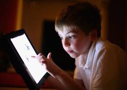 ادمان الأطفال وصل لدرجة تمرير أصابعهم على الكتب كما الأجهزة الذكية!