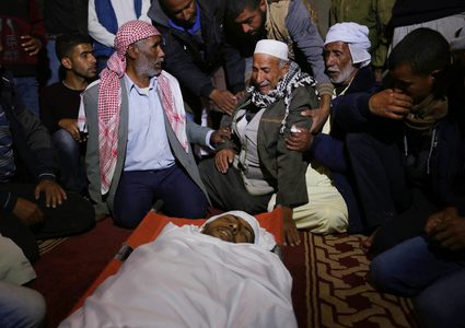 مئات المواطنين يشيعون الشهيد "الكاشف" لمثواه الأخير في رفح