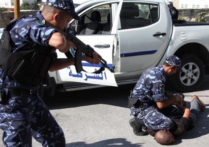 "المخابرات" تلقي القبض على عصابة في رام الله