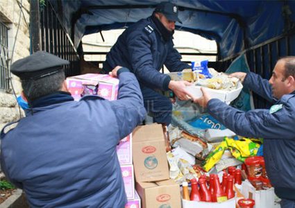 ضبط واتلاف مواد تموينية منتهية الصلاحية في بيت لحم