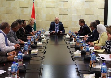 الحمد الله يترأس اجتماع لجنة إعداد قانون الحماية والمسؤولية الطبية