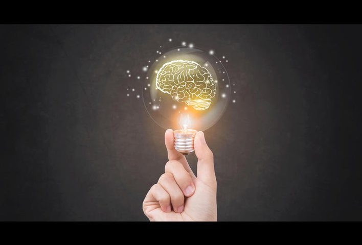 شاهد.. طفل خارق يضيء "المصباح الكهربائي" بأصابعه