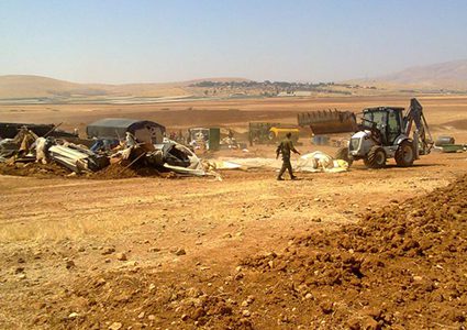 الاحتلال يفتش خياماً وحظائر أغنام في الأغوار