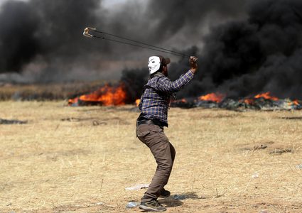 نشطاء إسرائيليون يتظاهرون ضد قمع الجيش لمتظاهري غزة