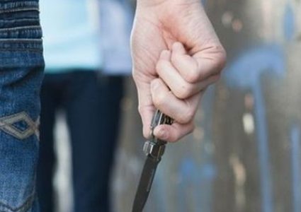 مجهولون يَطعنون شابًا في البيرة