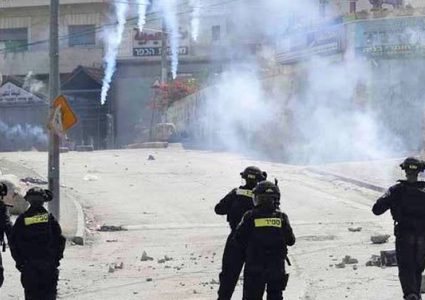 اصابات بالاختناق خلال مواجهات مع الاحتلال في الخليل