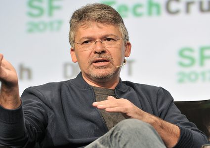 "آبل" تتعاقد مع خبراء "غوغل" السابقين!