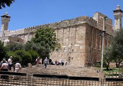 ادعيس: الاحتلال يمنع رفع آذان الجمعة من الحرم الإبراهيمي