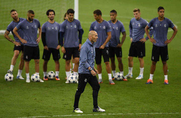 زيدان: لن نقف في الممر الشرفي لبرشلونة
