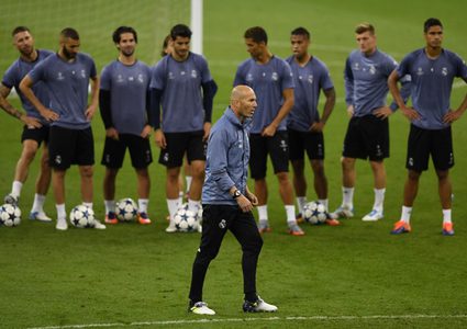 زيدان: لن نقف في الممر الشرفي لبرشلونة