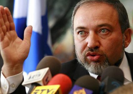 ليبرمان يواصل التحريض: لا أبرياء في غزة