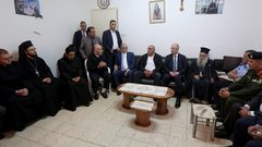 خلال زيارة كنيسة الروم الكاثوليك في نابلس: الحمد الله يهنئ المسيحيين بعيد الفصح