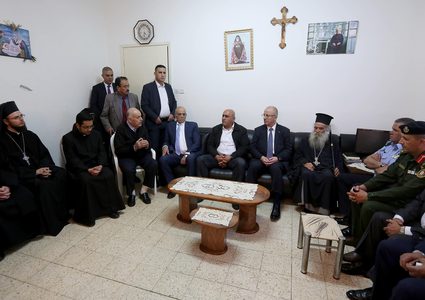 خلال زيارة كنيسة الروم الكاثوليك في نابلس: الحمد الله يهنئ المسيحيين بعيد الفصح