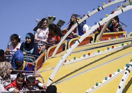 الدفاع المدني يعمل على اخلاء مواطنين علقوا في لعبة بمدينة ملاهي