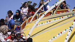 الدفاع المدني يعمل على اخلاء مواطنين علقوا في لعبة بمدينة ملاهي