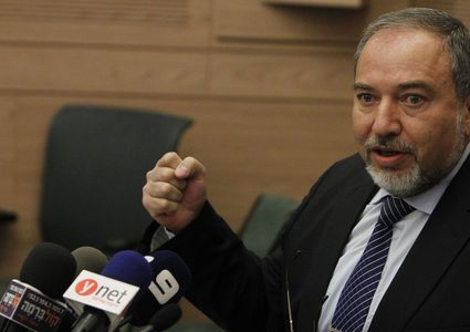 ليبرمان يهدد "بتسيلم" بالملاحقة بتهمة التحريض