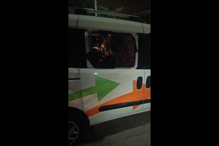 مستوطنون يهاجمون مركبات المواطنين قرب حوارة