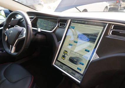 "جريمة" تضع سيارة "تسلا" ذاتية القيادة في مأزق!