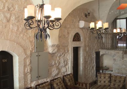 فندق الإعمار .. وتد جديد لتدعيم صمود البلدة القديمة بالخليل (فيديو)