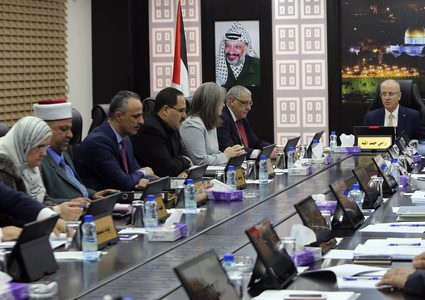 مجلس الوزراء يطالب بتحقيق عاجِل في جرائِم الاحتلال