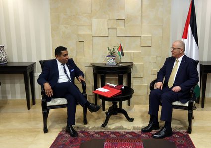 الحمد الله يبحث مع وزير الدّولة البريطاني اللورد أحمد آخر التّطورات