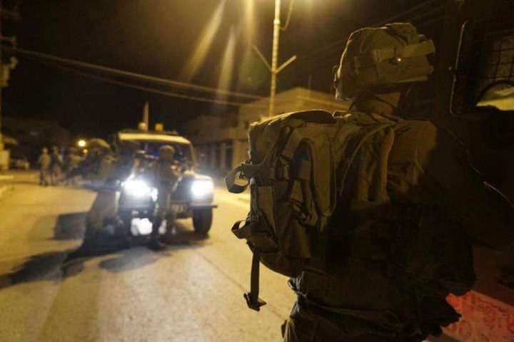 الاحتلال يعتقل 8 مواطنين في الضفة