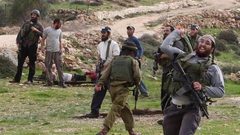 الاحتلال ومستوطنوه يجبرون مزارعاً وأشقاءه على مغادرة أرضهم