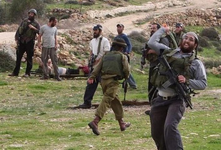 الاحتلال ومستوطنوه يجبرون مزارعاً وأشقاءه على مغادرة أرضهم
