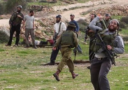 الاحتلال ومستوطنوه يجبرون مزارعاً وأشقاءه على مغادرة أرضهم