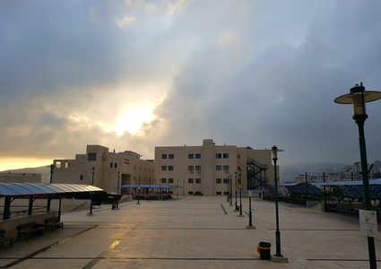 الطقس: درجات الحرارة أدنى من معدلها بحدود 5 درجات وسقوط زخات من الأمطار