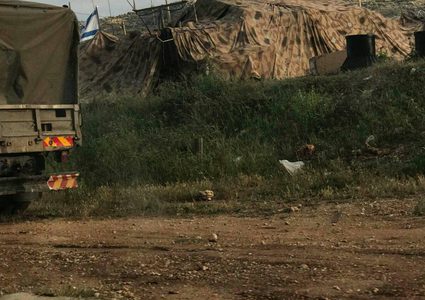 الاحتلال ينصب ثكنة عسكرية على حاجز بيت فوريك