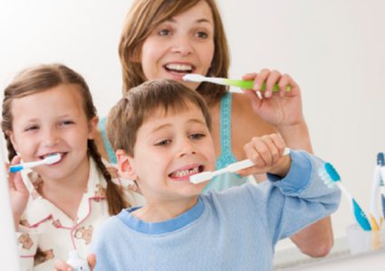 تنظيف الأسنان بعد تناول الطعام مباشرة عادة خطرة!