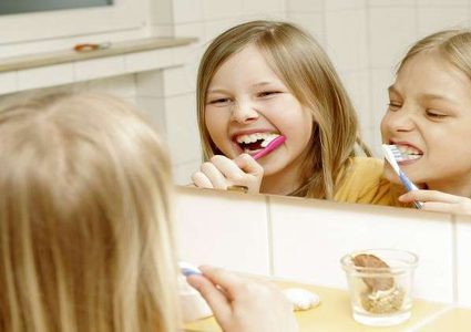 تنظيف الأسنان بعد تناول الطعام مباشرة عادة خطرة!