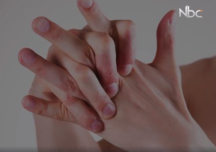 بالفيديو.. ما لا تعرفه عن فرقعة الأصابع