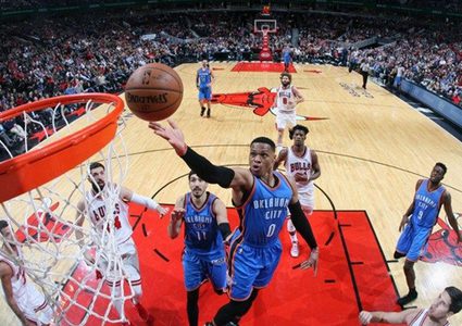 وستبروك يقود ثاندر للأدوار الإقصائية بدوري السلة الأميركي