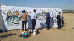 جدارية تختصر حلم العودة وتحاكي معاناة المهجرين