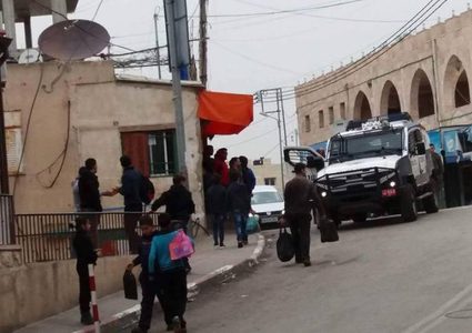 قوّات الاحتلال تحاصر مدرسة ذكور نحالين وحالات اختناق بين الطلبة