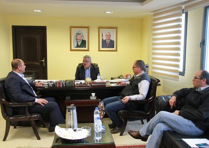 غنيم يبحث قضايا المياه في دورا