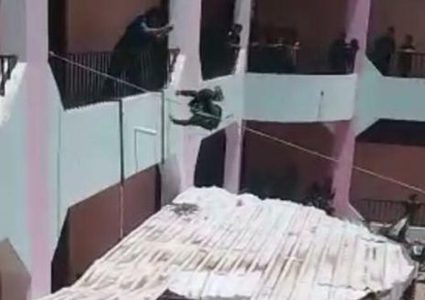 بالصور.. مدير مدرسة يمنية يرمي الطلاب من الدور الثاني