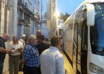 120 عائلة مقدسية تزور أبناءها بسجني "النقب ونفحة"