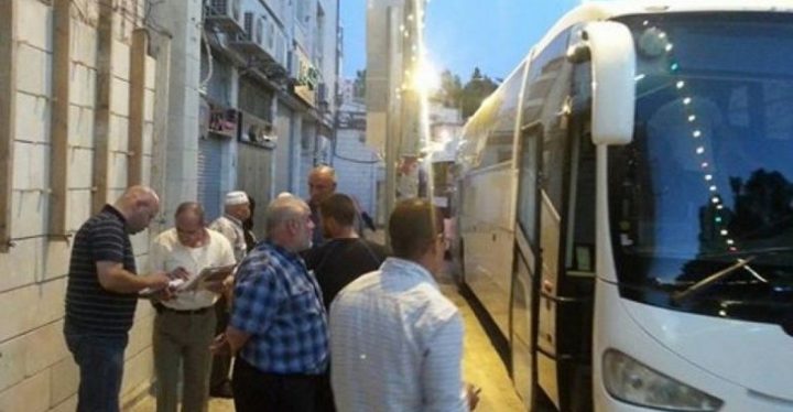 120 عائلة مقدسية تزور أبناءها بسجني "النقب ونفحة"