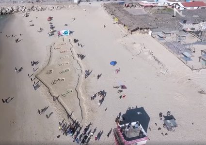 بالفيديو.. رسام غزي يرسم خارطة فلسطين على رمال البحر