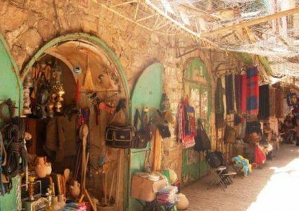 سلطات الاحتلال تسمح بإعادة فتح 15 محلاً تجارياً في تل الرميدة بالخليل