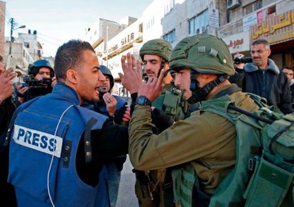 "الإعلام": تزايد انتهاكات الاحتلال بحق الصحفيين خلال الفترة الأخيرة