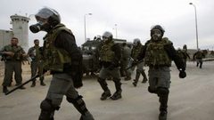 قوات القمع تقتحم قسم 7 بسجن رامون الصحراوي