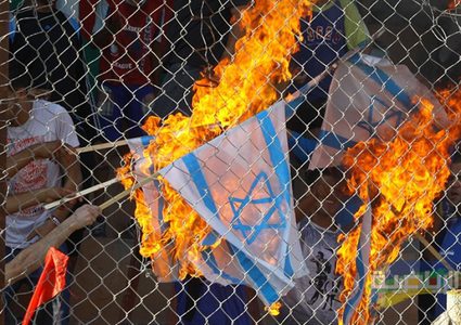 في مسيرة العودة.. غزة تستعد لحرق علم عدوها